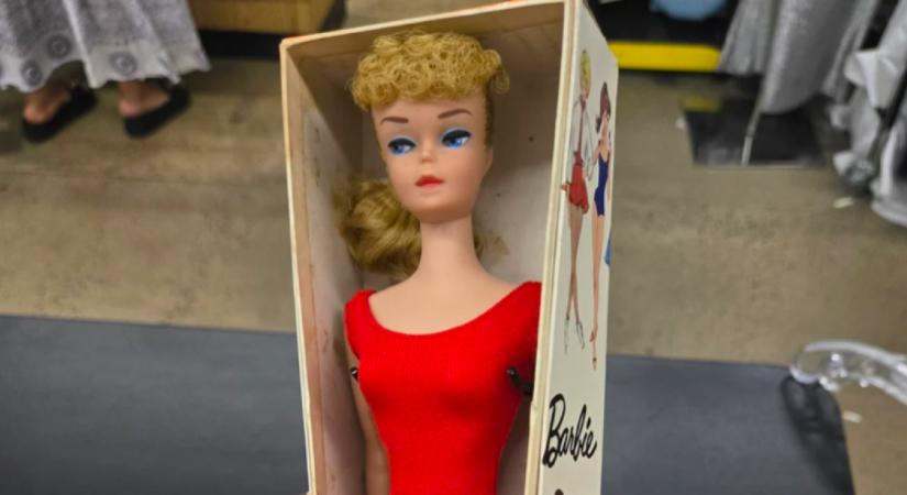 Ősrégi Barbie-t talál egy turkálóban a nő: amikor a doboz aljára néz, megáll a szíve - Fotók - TWN