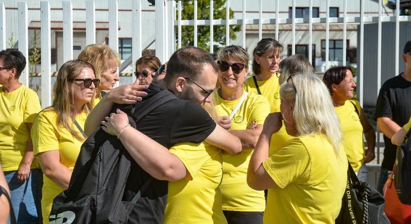 Kirúgott dolgozók demonstráltak a hevesi községben - a bérükért és a méltóságukért harcolnak - Heol