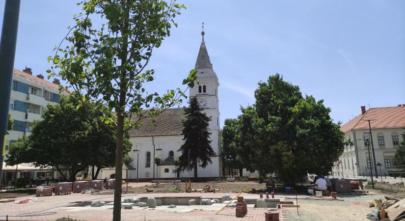 Fákat ültettek a Sarokház előtti parkba - Hódpress