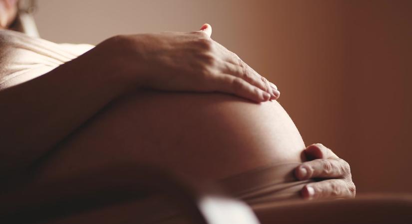 A munkahelyi mosdóban szülte meg gyermekét, hátizsákjában találták meg az újszülött holttestét - Zaol
