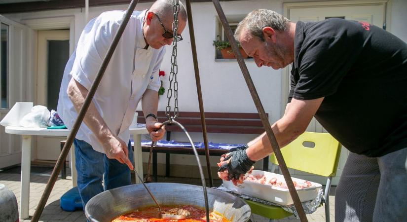 A szegények ritkán jutnak ilyen ízletes ételhez, két bográcsban főtt a slágerfogás – galériával, videóval - BAON