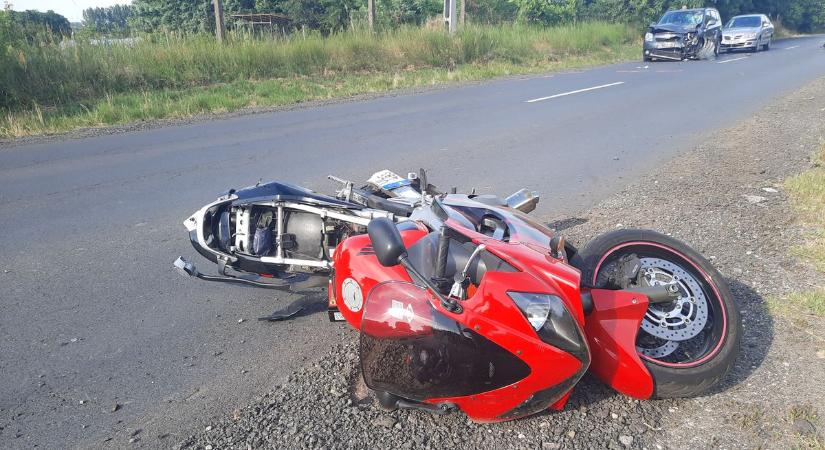 Brutális ütközés Nyíregyházán – A motor a levegőben, majd egy másik kocsiban landolt! (fotókkal) - Szon