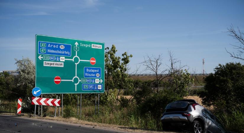 Fotókon mutatjuk az árokba borult autókat a frontális karambol után - délmagyar
