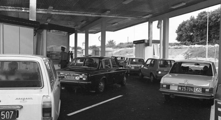 Ausztriai diszkóba szöktek át a határőrök, a helyi újság címlapja buktatta le őket - Dívány