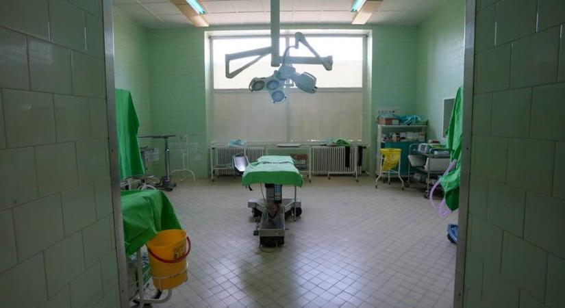 Nincs elég műtős öltöző, se klíma, se lift a szentesi kórházban - 24.hu