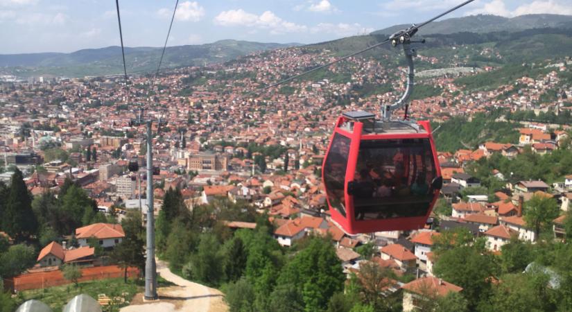 Tizenkilenc utas és egy kutya rekedt egy osztrák felvonóban a vihar után - 444.hu