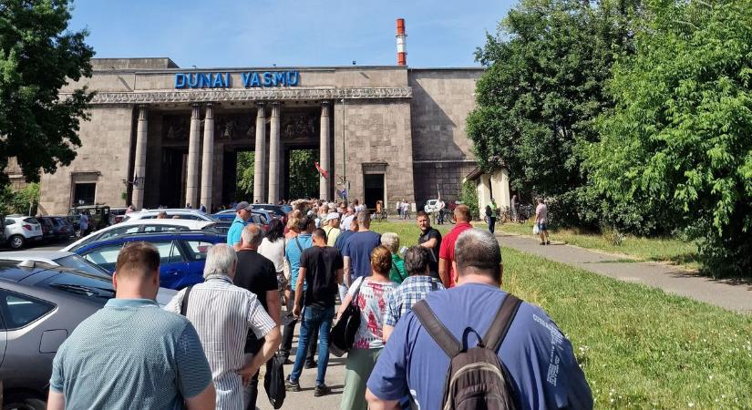 Dunaferr: Szomorúan álltak sorba a felmondásukért a dolgozók - Duol