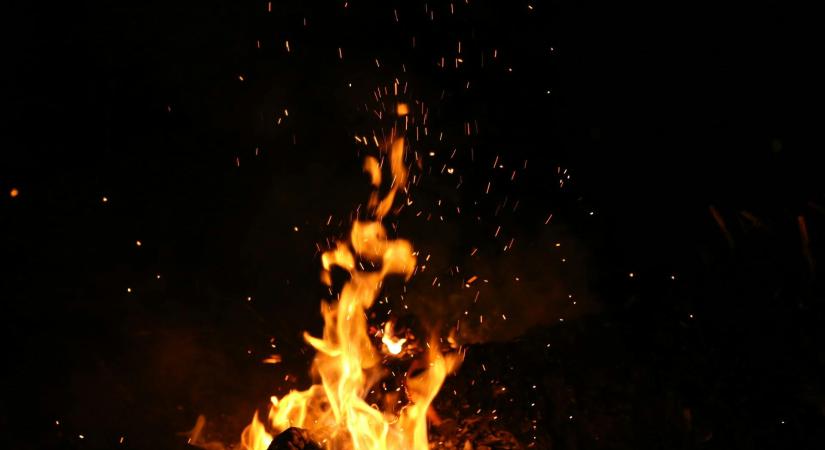 Egy elhaladó vonat miatt kapott lángra az avar Tiszabezdéd és Eperjeske között - Blikk