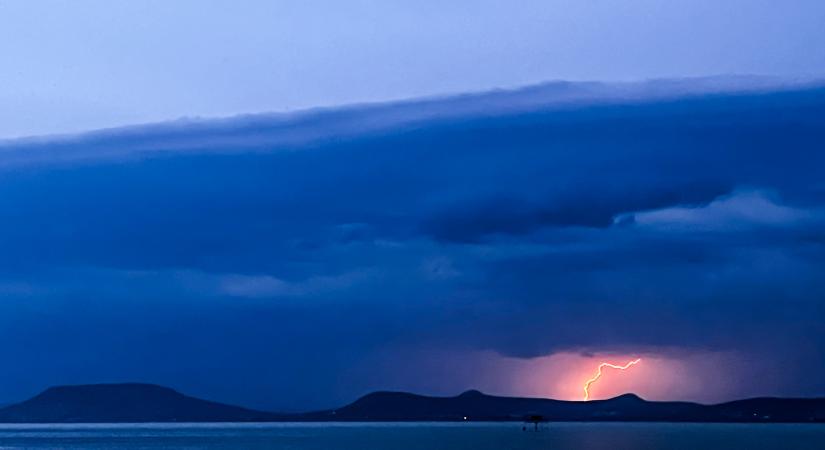 Hatalmas vihar csapott le a Balatonnál – videók a helyszínről - Blikk