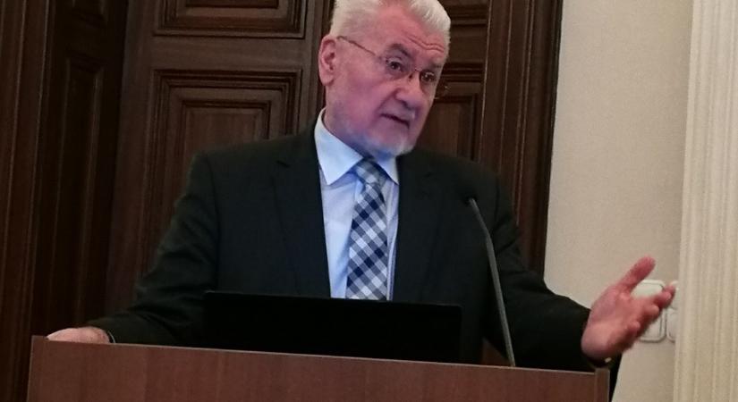 "Az egész tudós közösség fogja a fejét, hogy ki az a buta ember, aki az HUN-REN darabolását kitalálta" - Klubrádió