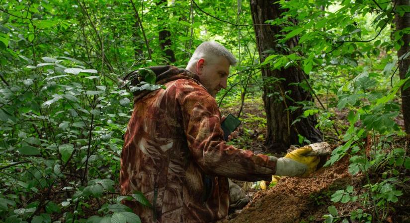 „Ha van szaga, az nagyon erős. Eltéveszthetetlen” – elkísértük egyik útjára a bucsai holttestkeresőt - 24.hu