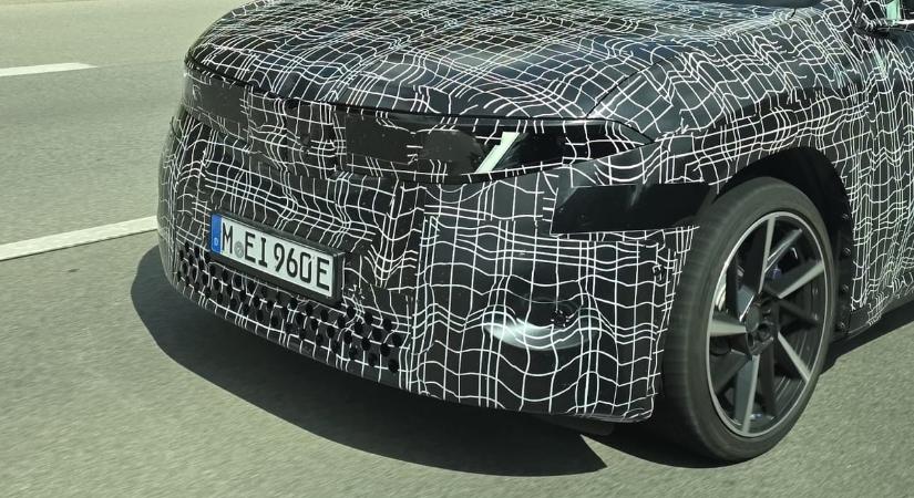 Autópályán kaptuk lencsevégre a debreceni álcázott BMW-t - HVG - Autó