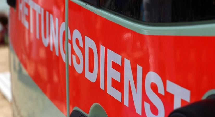 Mentőautó és teherautó ütközött Ausztriában, mentőhelikopterre is szükség volt - Vaol