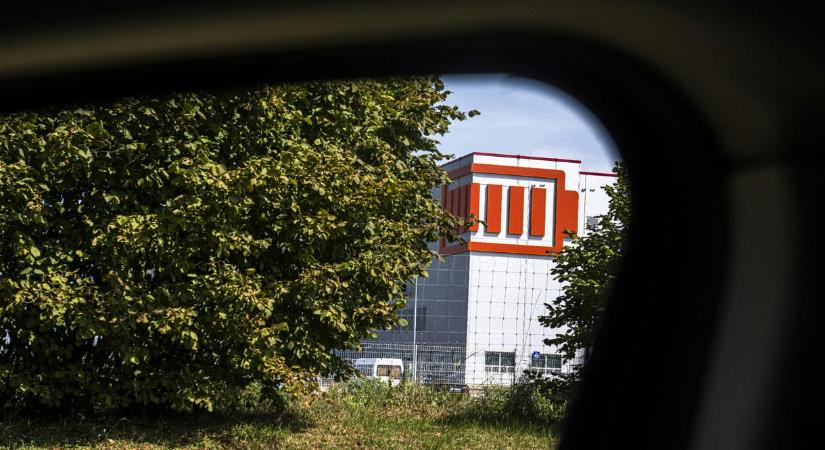 Az egyik akkugyárból páros lábbal rugdosnak ki mindenkit, a másik lázasan toboroz - HVG - Vállalkozás