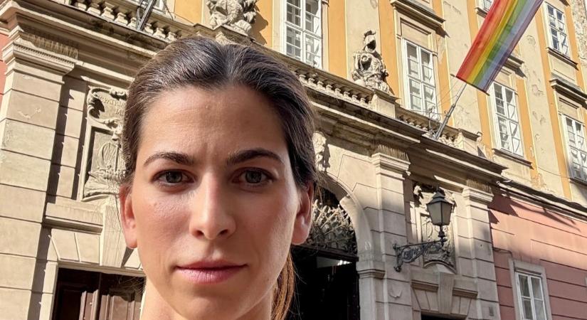Szentkirályi Alexandra a Városházára kitűzött szivárványos zászló előtt szelfizett - Magyar Hang