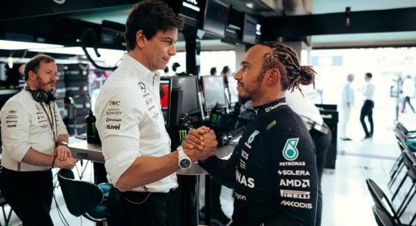 Wolff: Soha ne írjátok le Lewis Hamiltont! - Formula