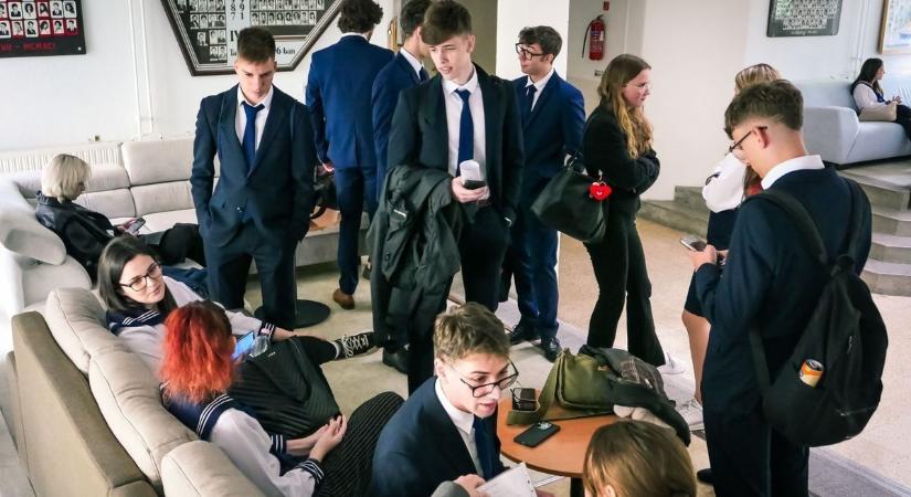 A vizsgázókat is hűtik - meleg helyzetben az érettségizők - Zaol