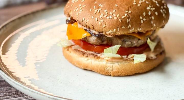 Szaftos smash burger házilag: lapított húspogácsa friss zöldségekkel - Só&Bors