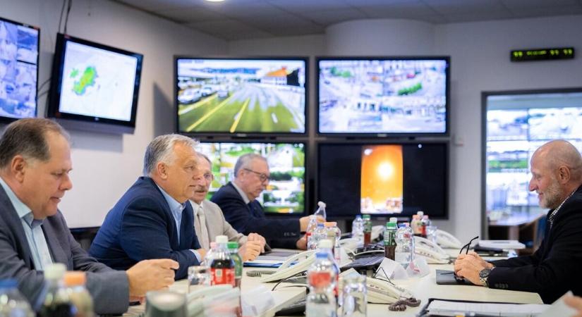 Orbán üzent az országnak: hívják a 112-t, ha szokatlan dolgot tapasztalnak - röviden.hu