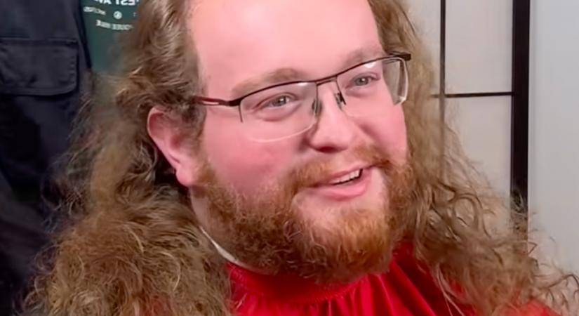 Öt év után ment fodrászhoz a srác: a végeredmény felismerhetetlen - Videó - TWN