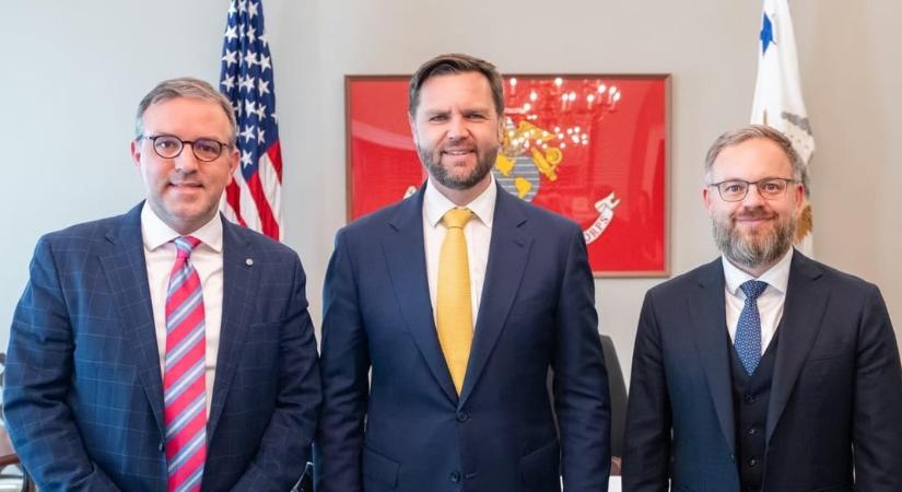J.D. Vance amerikai alelnökkel fotózkodott Orbán Balázs a Fehér Házban - HVG - Itthon
