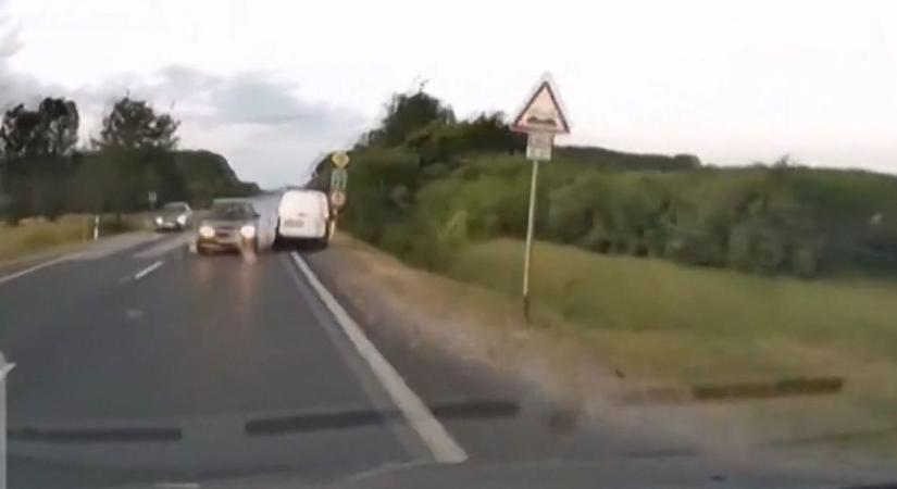 Életveszély Szabolcsban! Videón az autós terminátor, így csapott le a 4-esen! - Szon