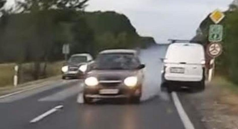 Elképesztő: életveszélyes manővert videóztak! Keresik az elkövetőt, kis híja volt a tragédiának! (video) - Szon