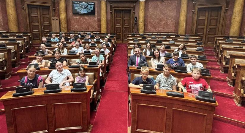 A Szerbiai Parlamentbe látogattak a fiatal tehetségek - Külhoni Magyarok