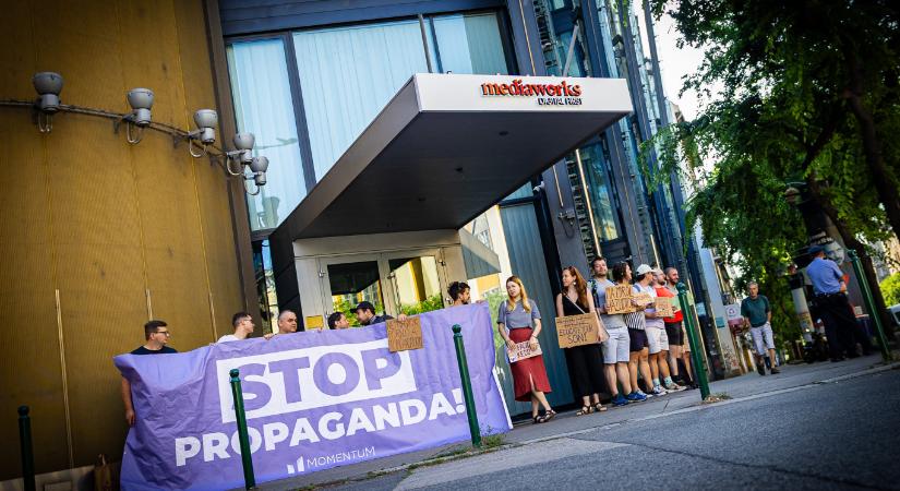 Blokádott tartott a Momentum a Mediaworks székházánál - 444.hu