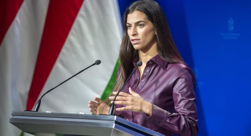 Megdöbbentő fordulat: Szentkirályi Alexandra egy Pride-zászló előtt pózolt – itt a fotó - naphire.hu