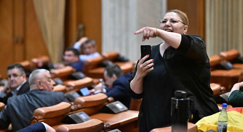 Rohamosan fogyatkozik a parlamentben Șoșoacă pártja - Maszol