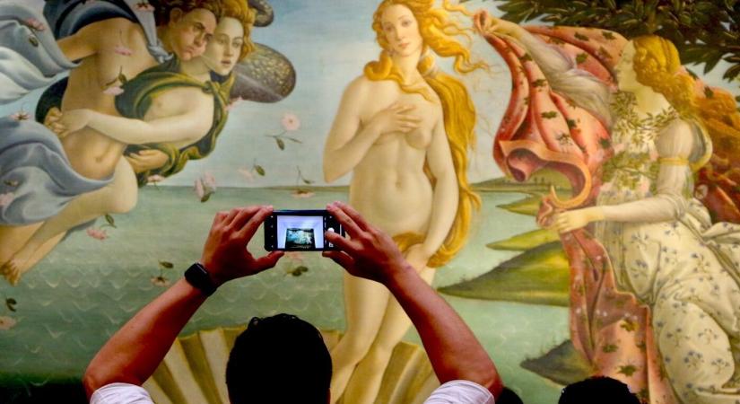 Betelt a pohár, véget vetnek a szelfizgetésnek az Uffizi képtárban - Új Szó