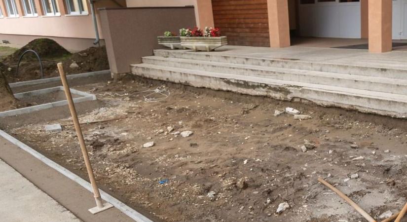 Ez aztán az emeletes pofátlanság: az iskola udvaráról lopott egy püspökladányi férfi! - Haon