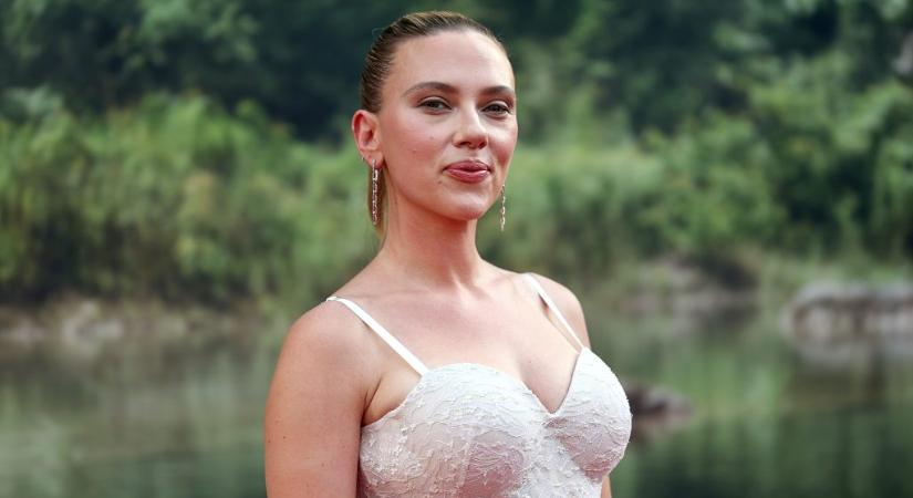 Ezúttal a férje előtt csókolta meg kollégáját Scarlett Johansson - 24.hu