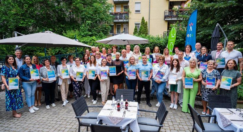 Labdaadogatás görbebottal? Hulahoppozás? Igen, ezeket is megcsinálták az idősek! - Szon