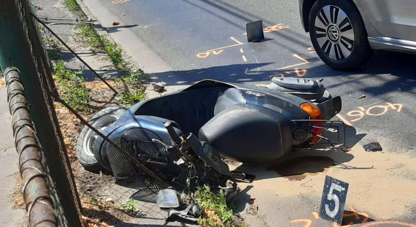 Összeütközött egy autóval egy motoros, utasát elgázolta egy másik jármű, teljes útzár a 11-esen - BudaPestkörnyéke