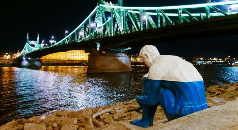Komoly erőfeszítés kellett ahhoz, hogy valaki lefejezze a budai rakparton üldögélő férfialakot - 24.hu