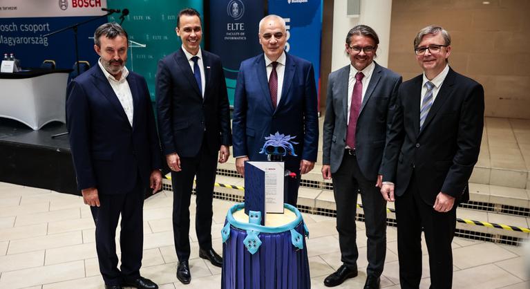 Különleges jelenetet láttunk: robot nyújtotta át az aláírandó papírokat egy magyar egyetemen - Index - Gazdaság