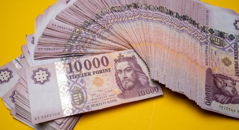 A magyar állam újabb 1400 milliárd forinttal adósodott el, mostantól államadósság-számlálón követhetjük az egyre duzzadó mínuszt - 444.hu
