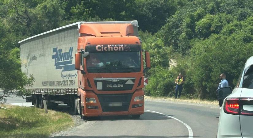 Egy elakadt kamion akadályozza a forgalmat a 24-es főúton, a rendőrség a helyszínen van - Heol