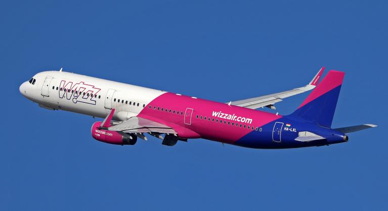 Információ és ellátás nélkül hagyott a Wizz Air több tucat magyart Dubajban - Index - Gazdaság