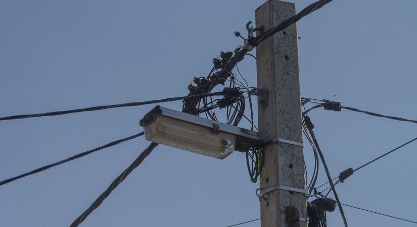 Fenyőfa csúcsa ért magasfeszültségű vezetékhez Kőszegen - Vaol