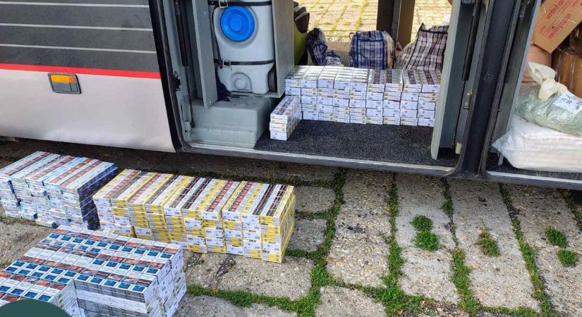 Hihetetlen fogás az M1-esen: több ezer doboz cigit találtak egy turistabuszban - Kemma