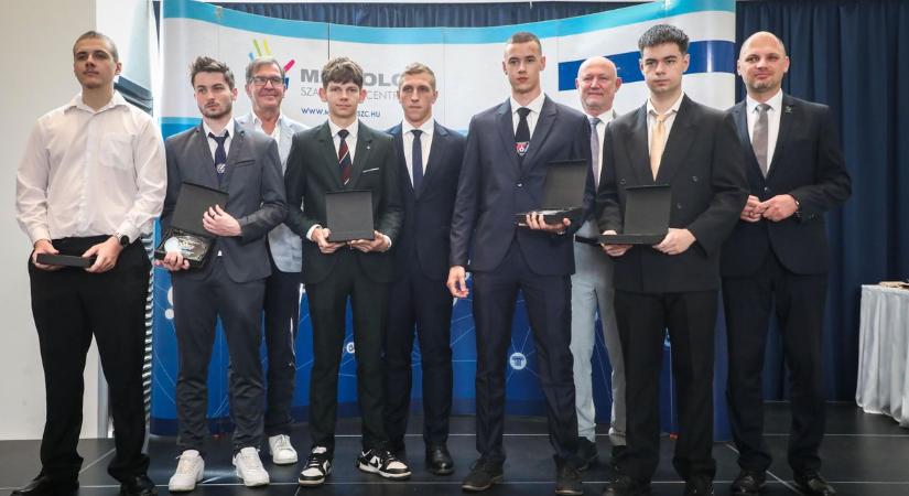 Tízesével díjazták a diákokat és a tanárokat, fotókon, videón a Miskolcon tartott óriási ünnepség - Boon