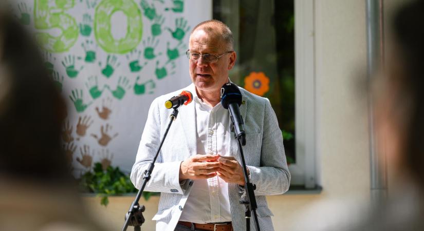Navracsics Tibor: emelkedjen a bére a legfeljebb 30 ezer lakosú településeken dolgozó önkormányzati köztisztviselőknek is! - HírTV