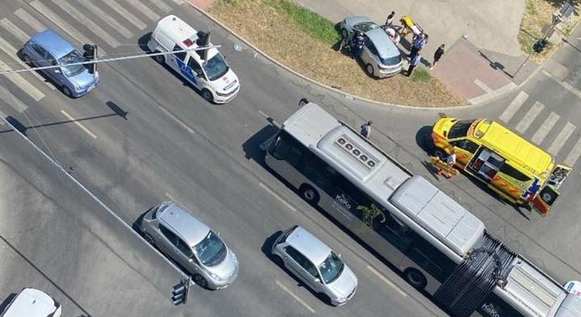 Helyi busszal karambolozott egy autó Kecskeméten, a mentőket is riasztották a belvárosba - BAON