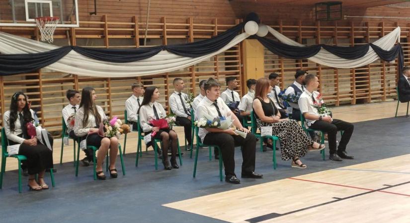 Olyat megható meglepetést találtak ki a diákok a ballagásra, hogy a fél ország azon zokog – videóval - BAON
