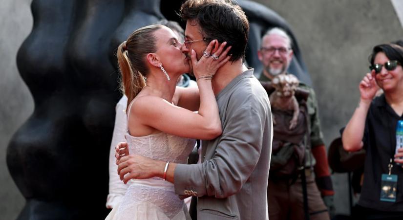 Megszólalt Jonathan Bailey, miután Scarlett Johanssonnal kétszer is csókkal üdvözölték egymást a vörös szőnyegen - 24.hu