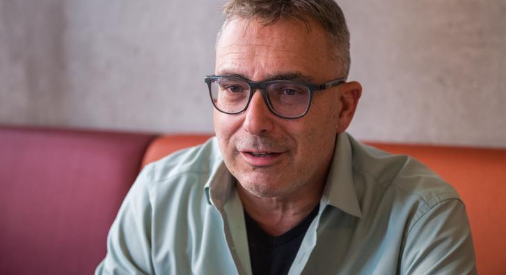 Sváby András: Minden férfitársamnak ajánlom, hogy 50 körül merjen bevállalni még egy gyereket - Index