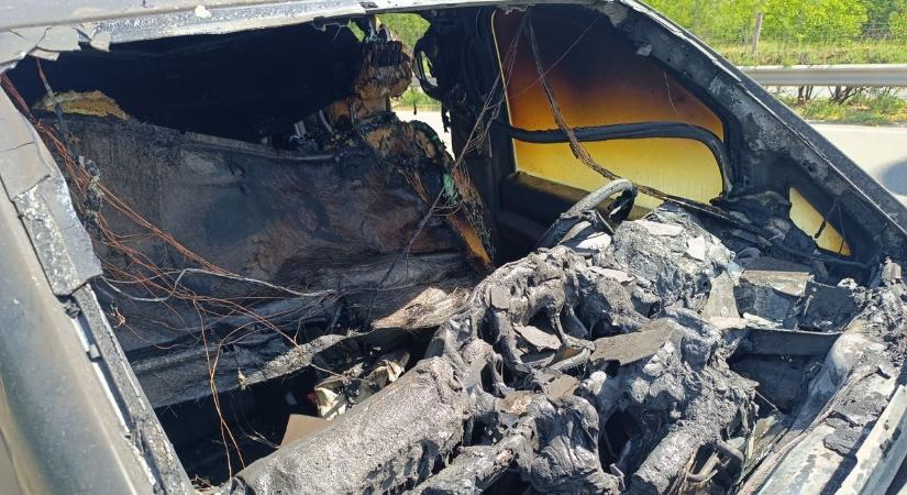 Autópályán kigyulladt kisbuszhoz riasztották a tűzoltókat - Veol
